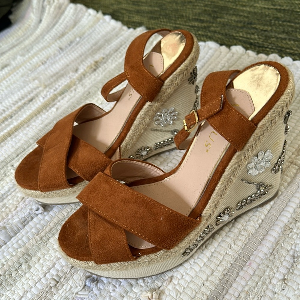 VENUS EMBELLISHED BOHO BEACHY WEDGE SIZE 8